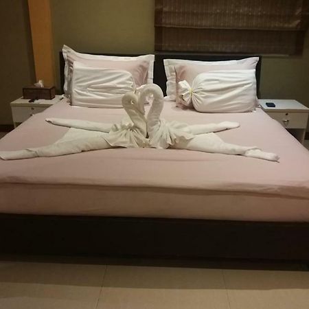 Boomerang Guesthouse And Bar Паттайя Экстерьер фото