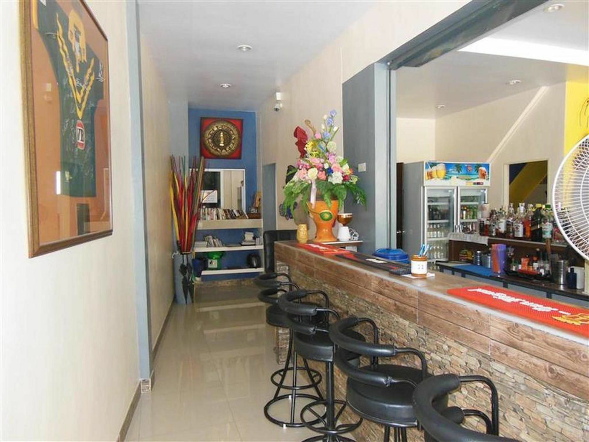 Boomerang Guesthouse And Bar Паттайя Экстерьер фото
